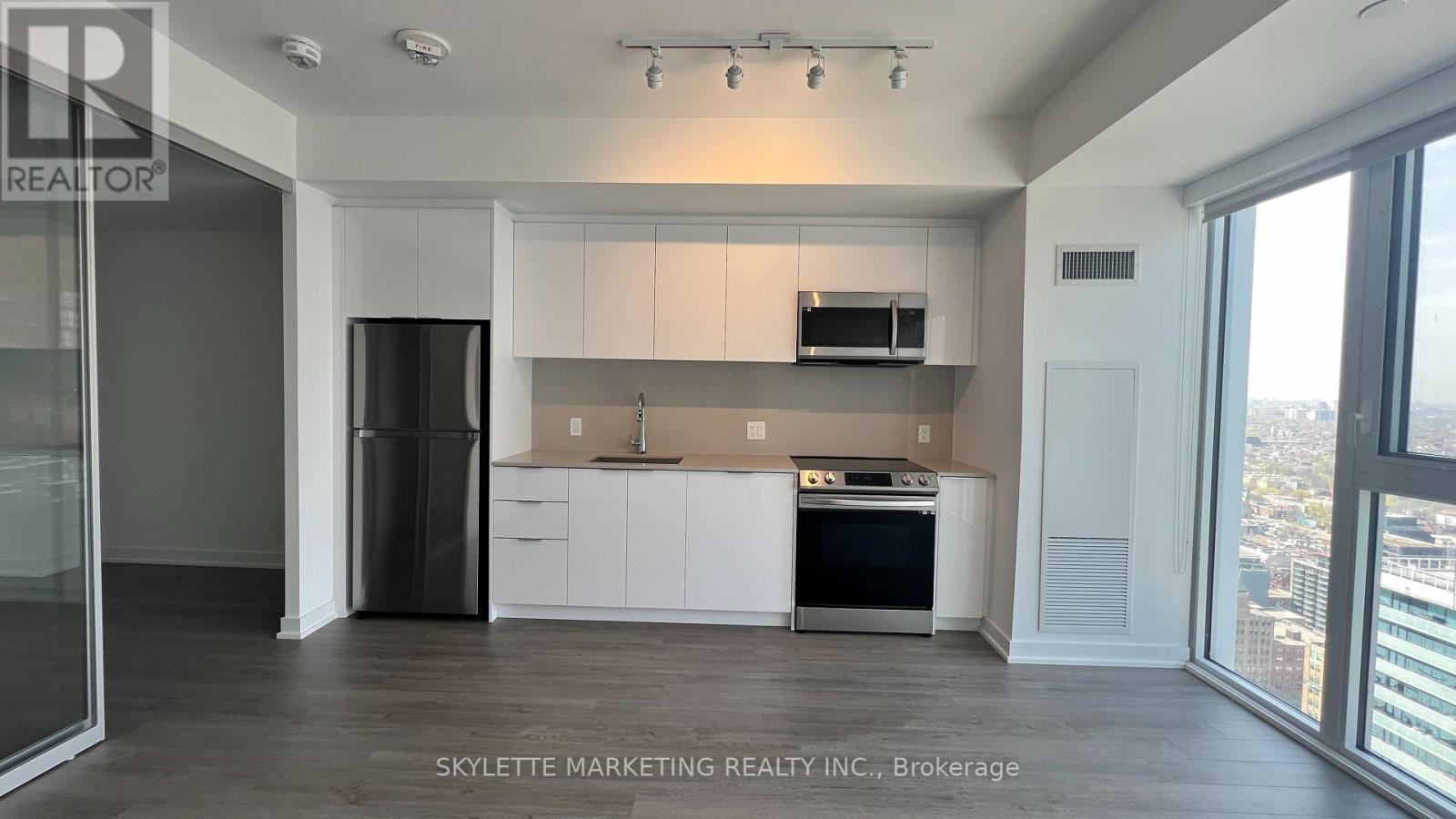 3801 - 357 King Street W Property Photo 6