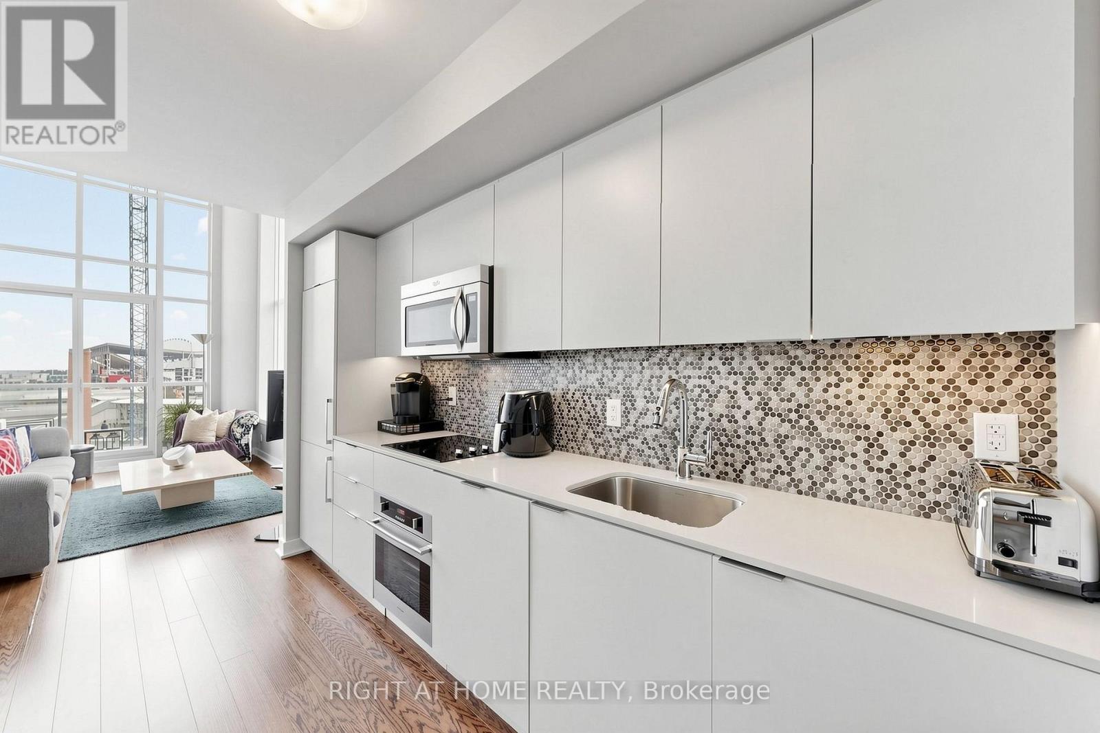 510 - 5 Hanna Avenue Property Photo 14