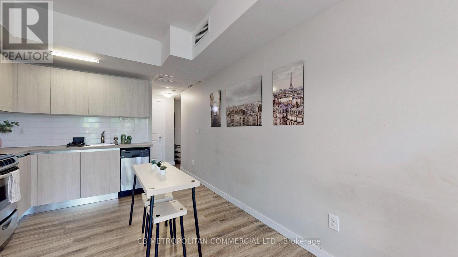 335 College Street Property Photo 4