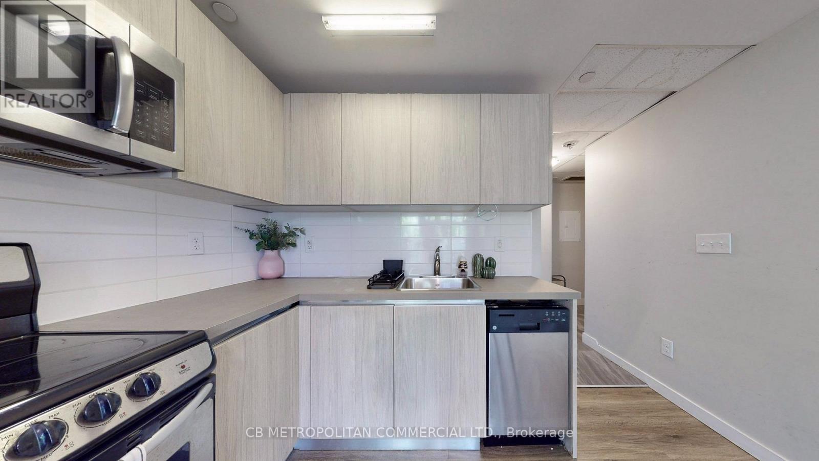 335 College Street Property Photo 5