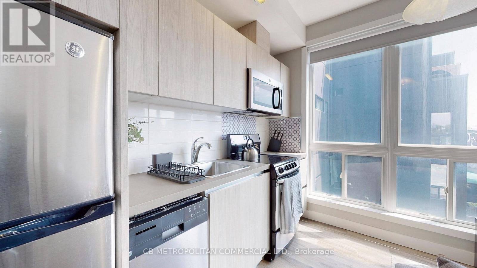 335 College Street Property Photo 8