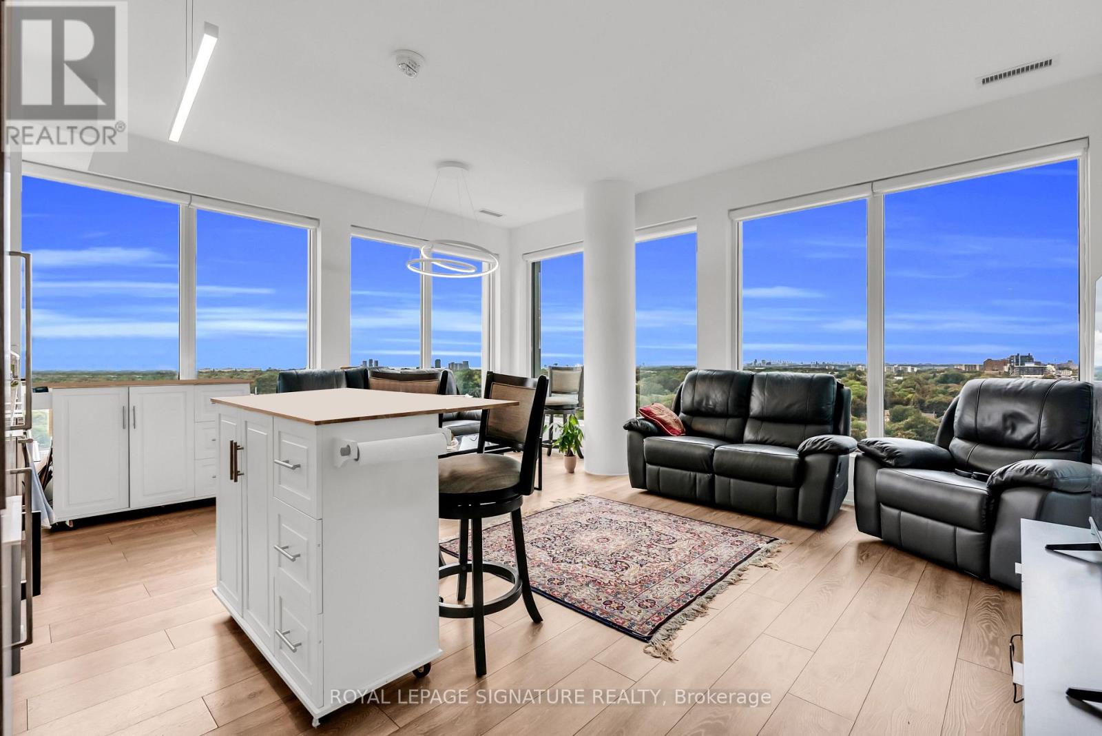 1121 - 2020 Bathurst Street Property Photo 7