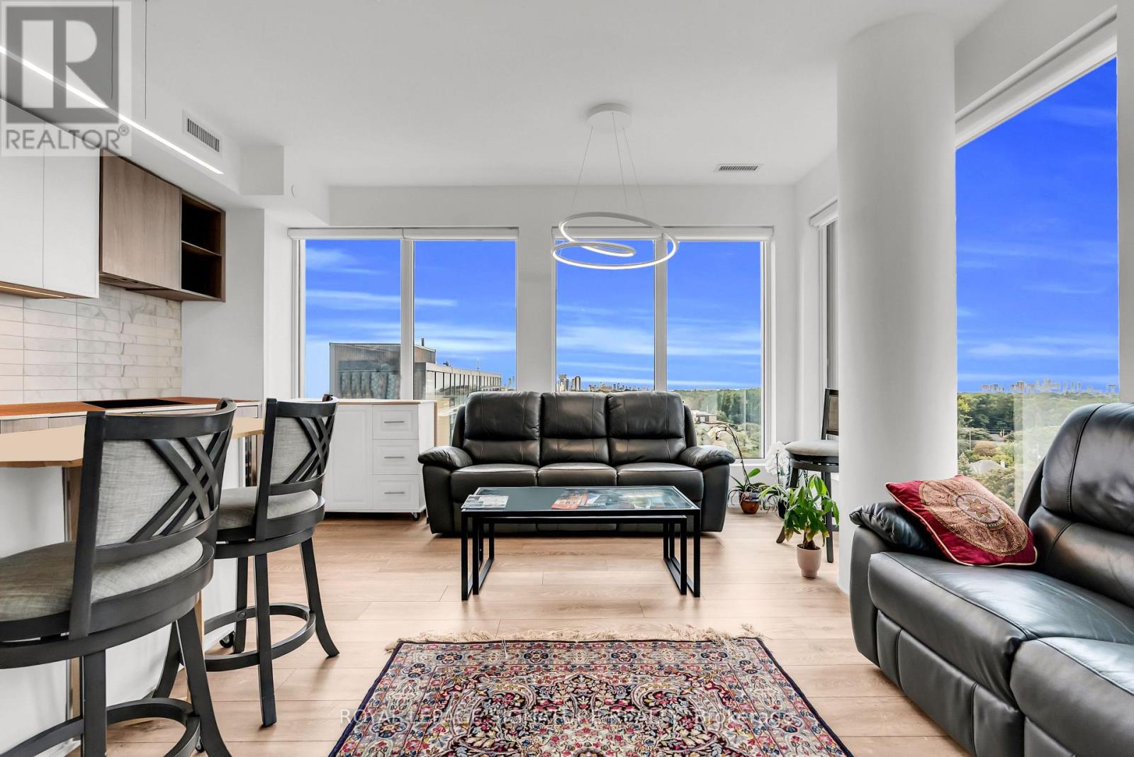 1121 - 2020 Bathurst Street Property Photo 8