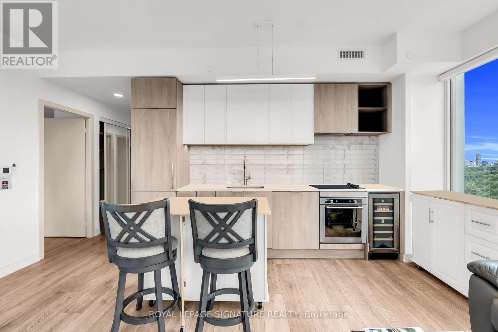 1121 - 2020 Bathurst Street Property Photo 12