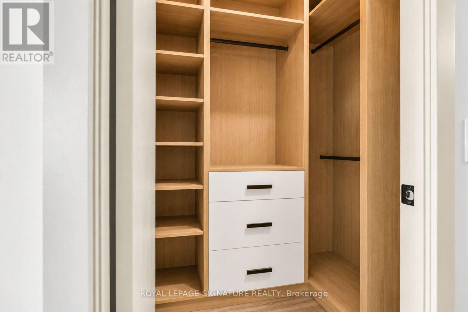 1121 - 2020 Bathurst Street Property Photo 16