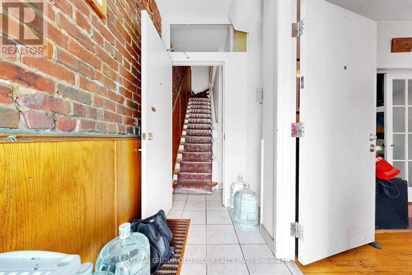 1060 College Street Property Photo 3