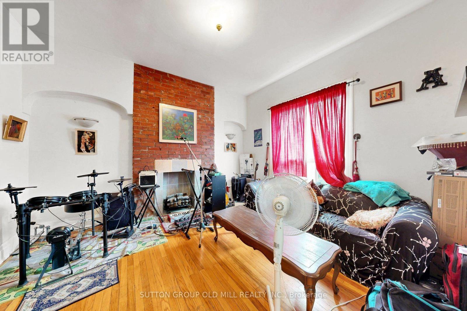 1060 College Street Property Photo 4