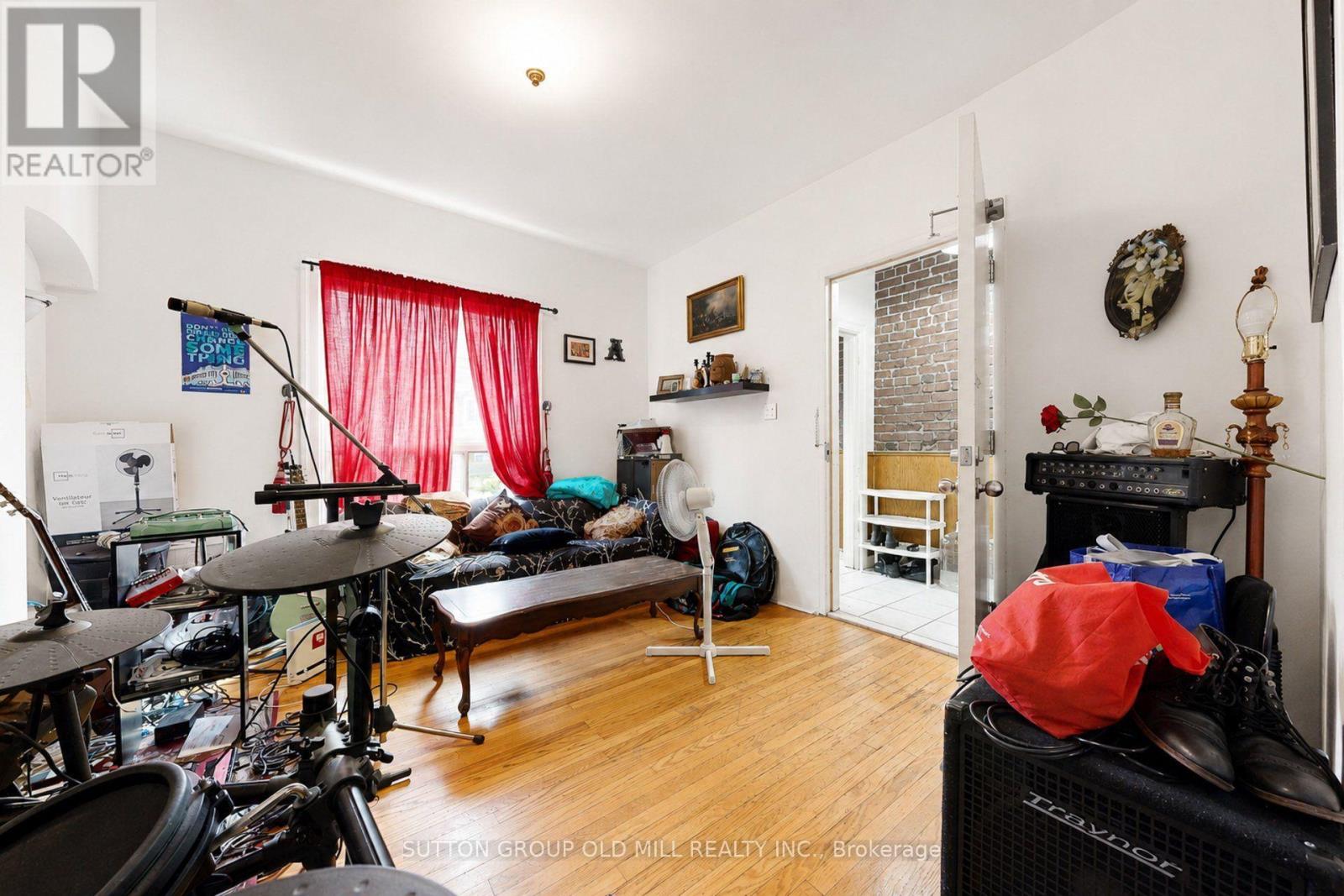 1060 College Street Property Photo 5