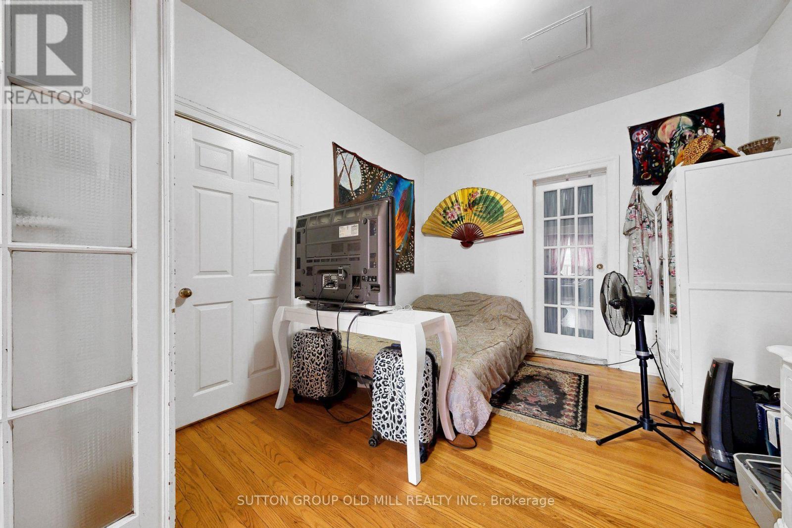 1060 College Street Property Photo 6