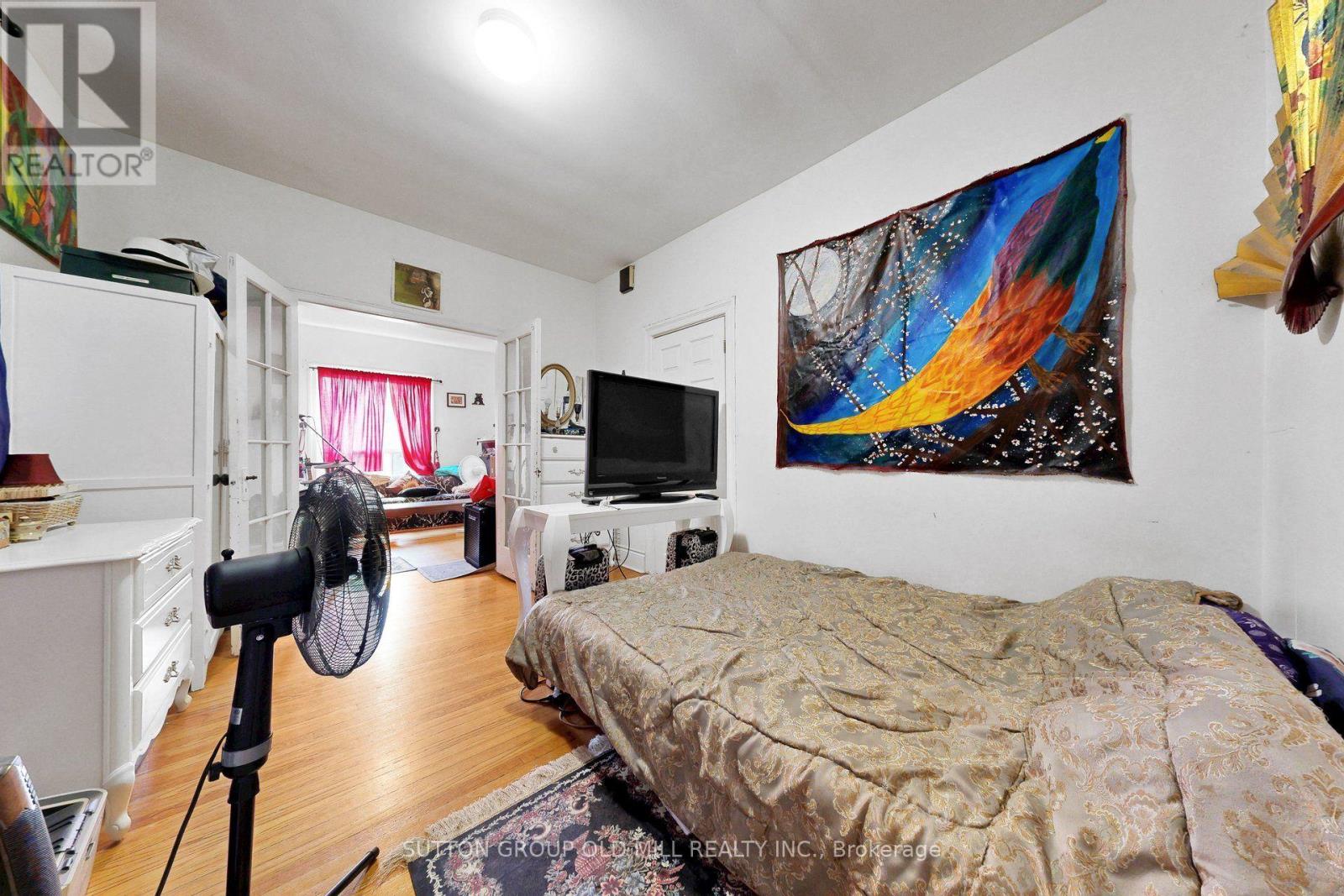 1060 College Street Property Photo 7