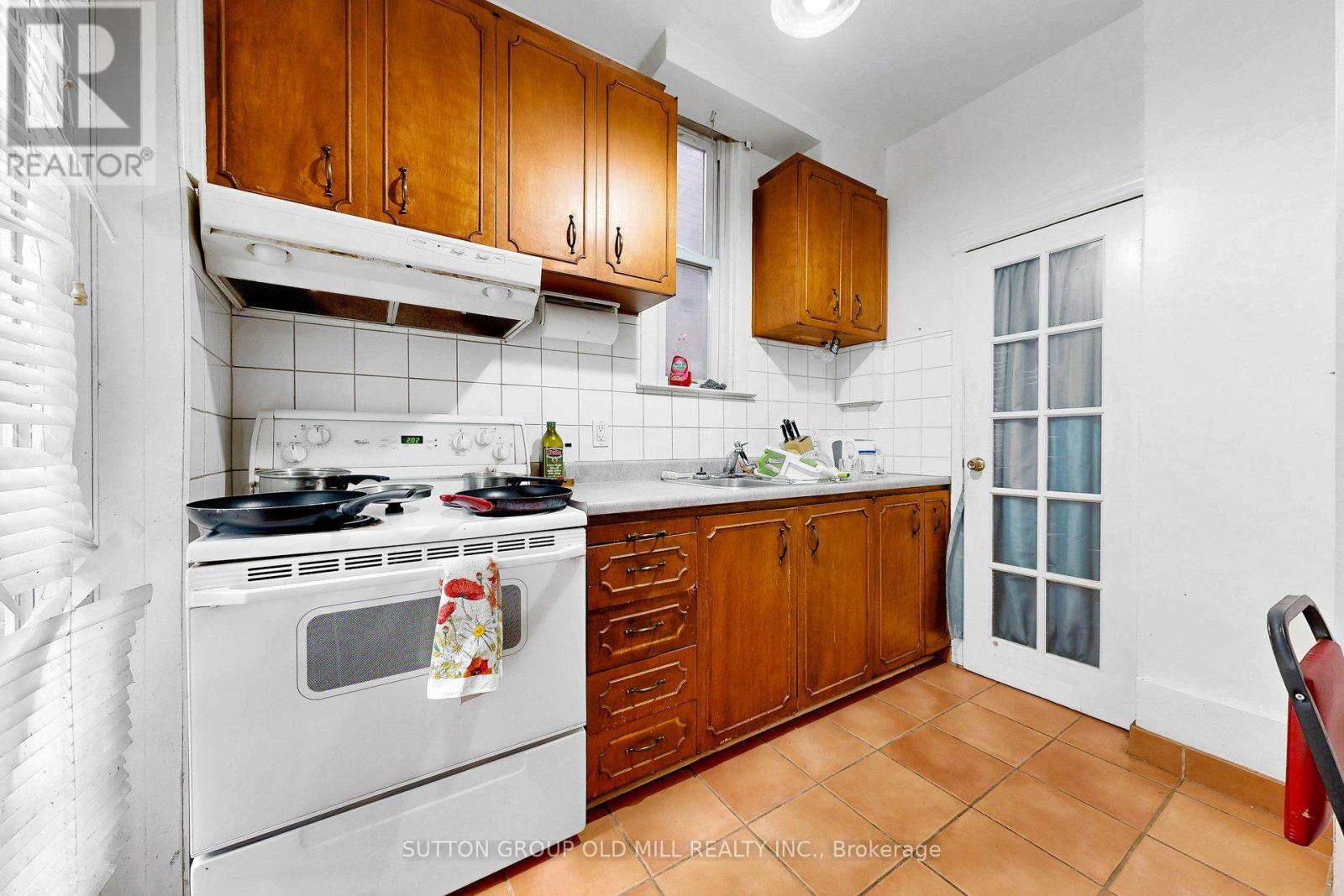 1060 College Street Property Photo 8