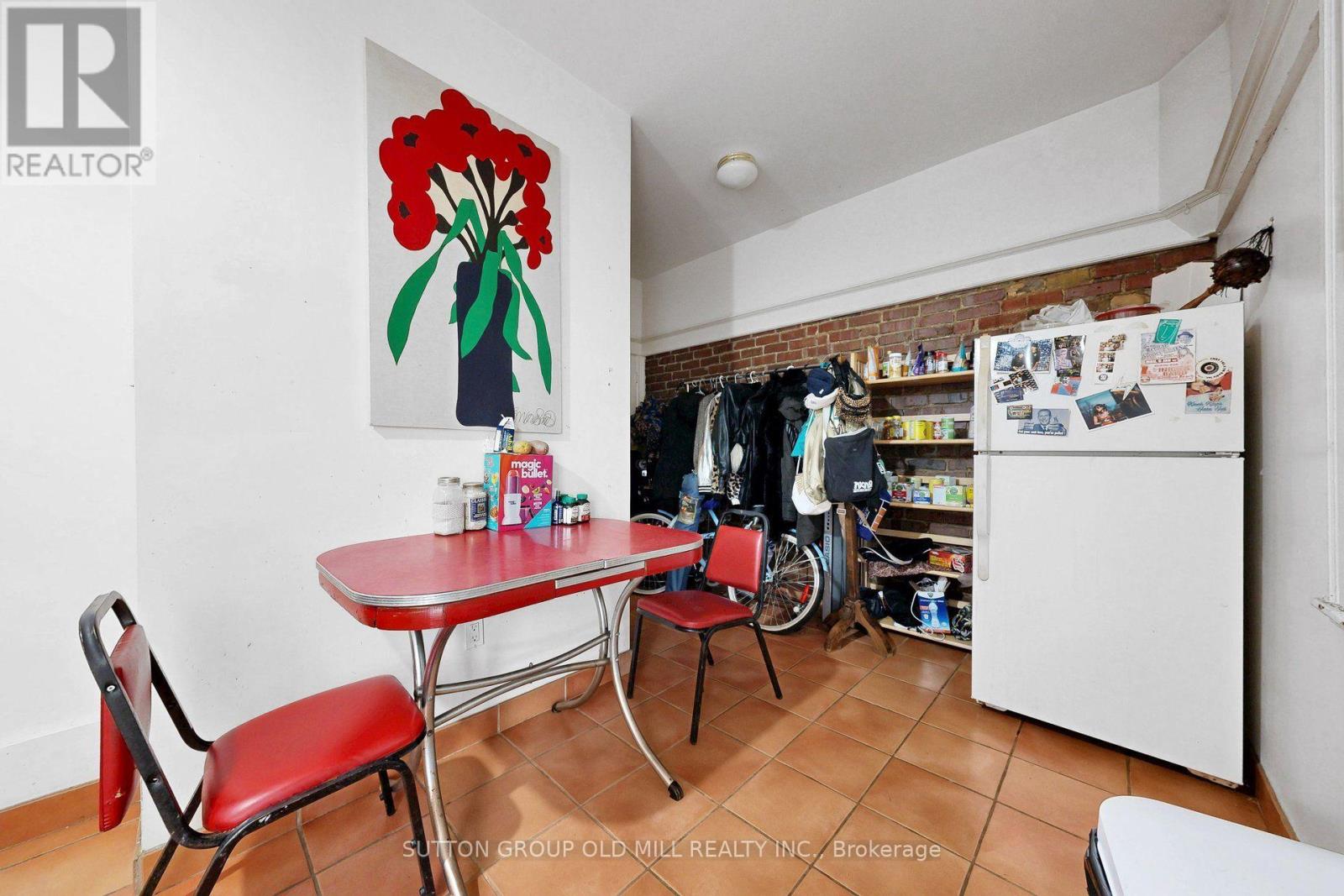 1060 College Street Property Photo 9