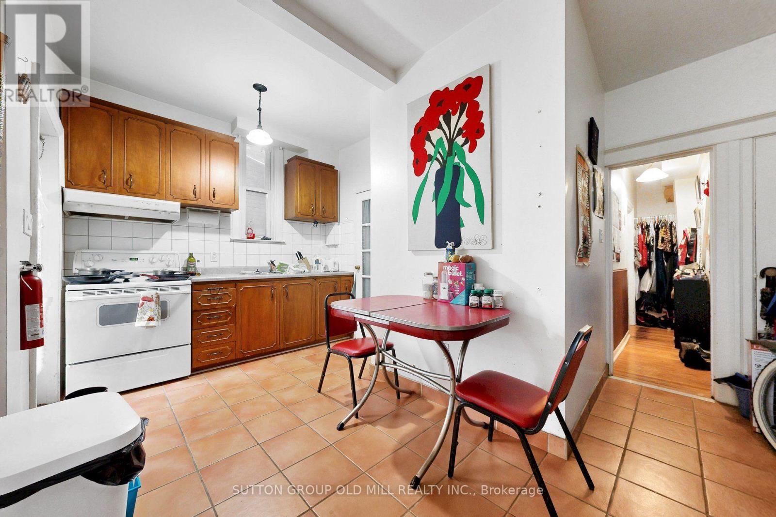 1060 College Street Property Photo 10
