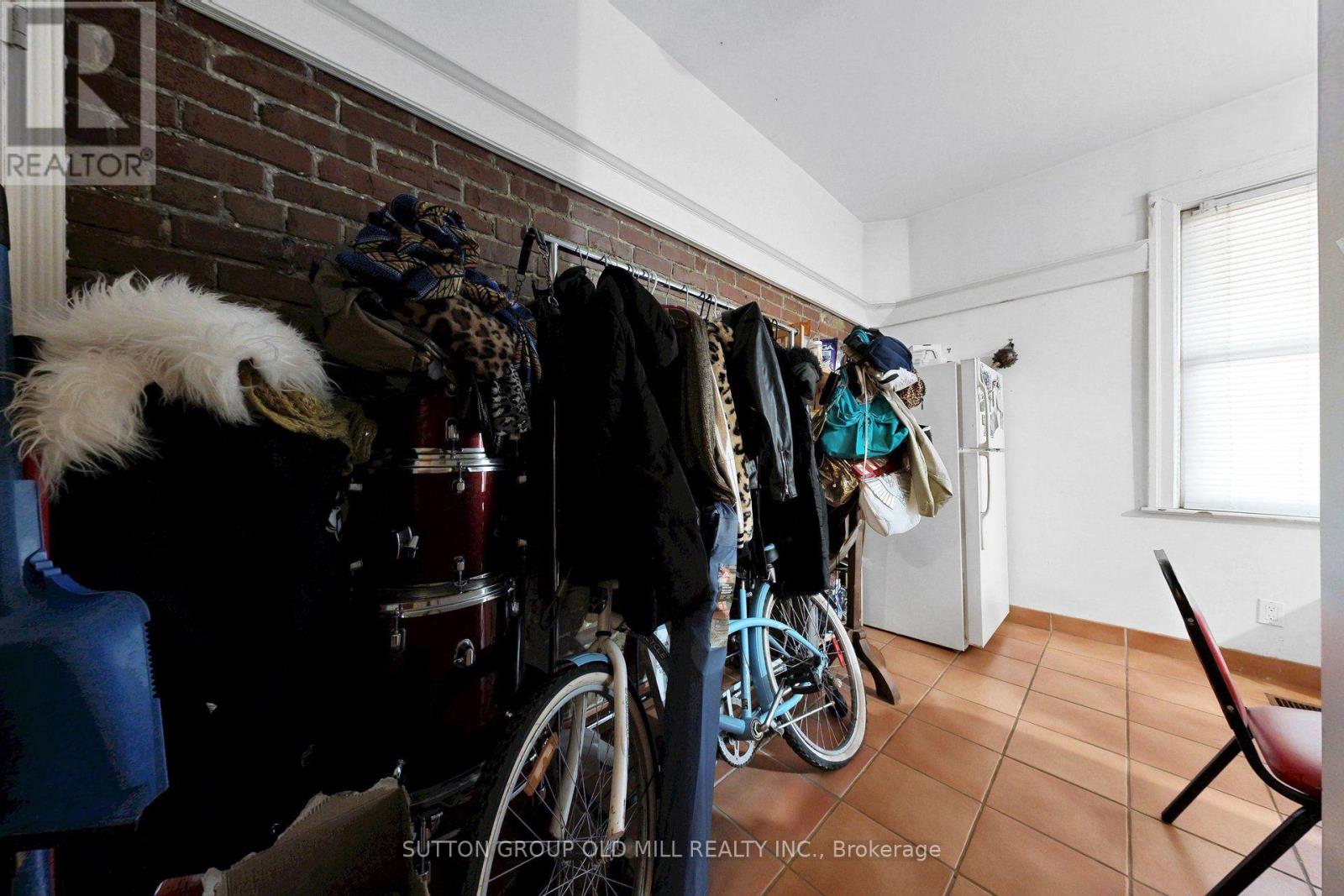 1060 College Street Property Photo 11