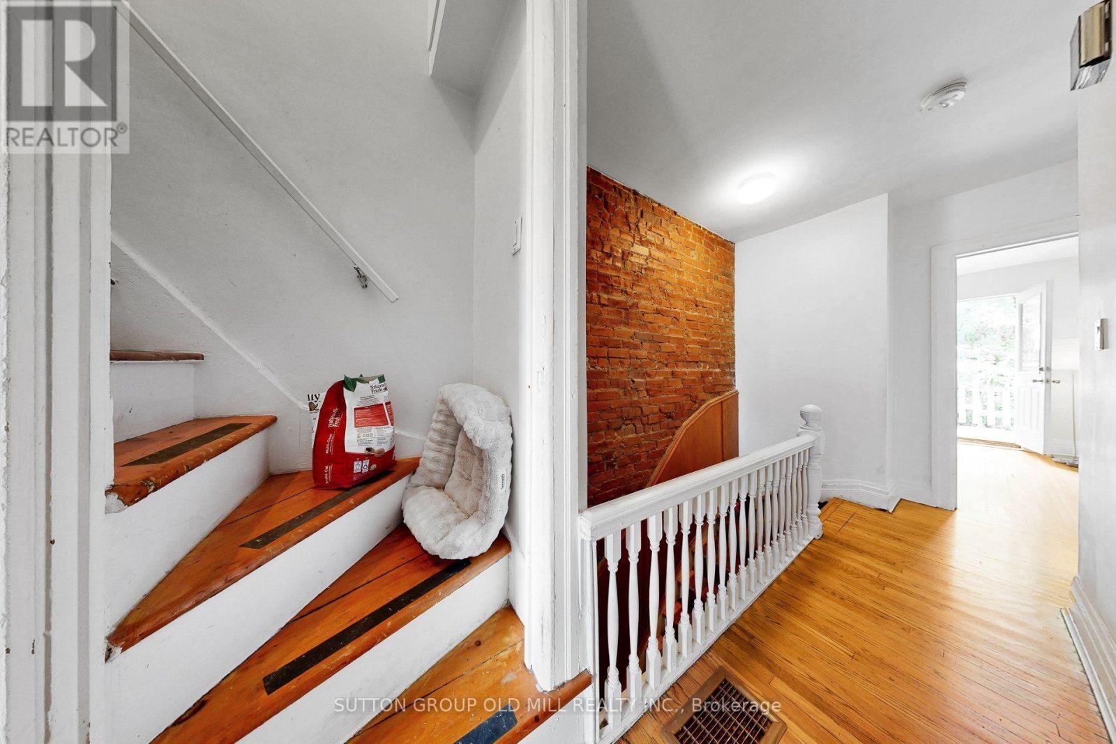 1060 College Street Property Photo 15