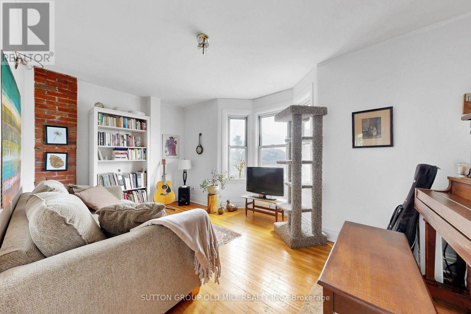 1060 College Street Property Photo 16