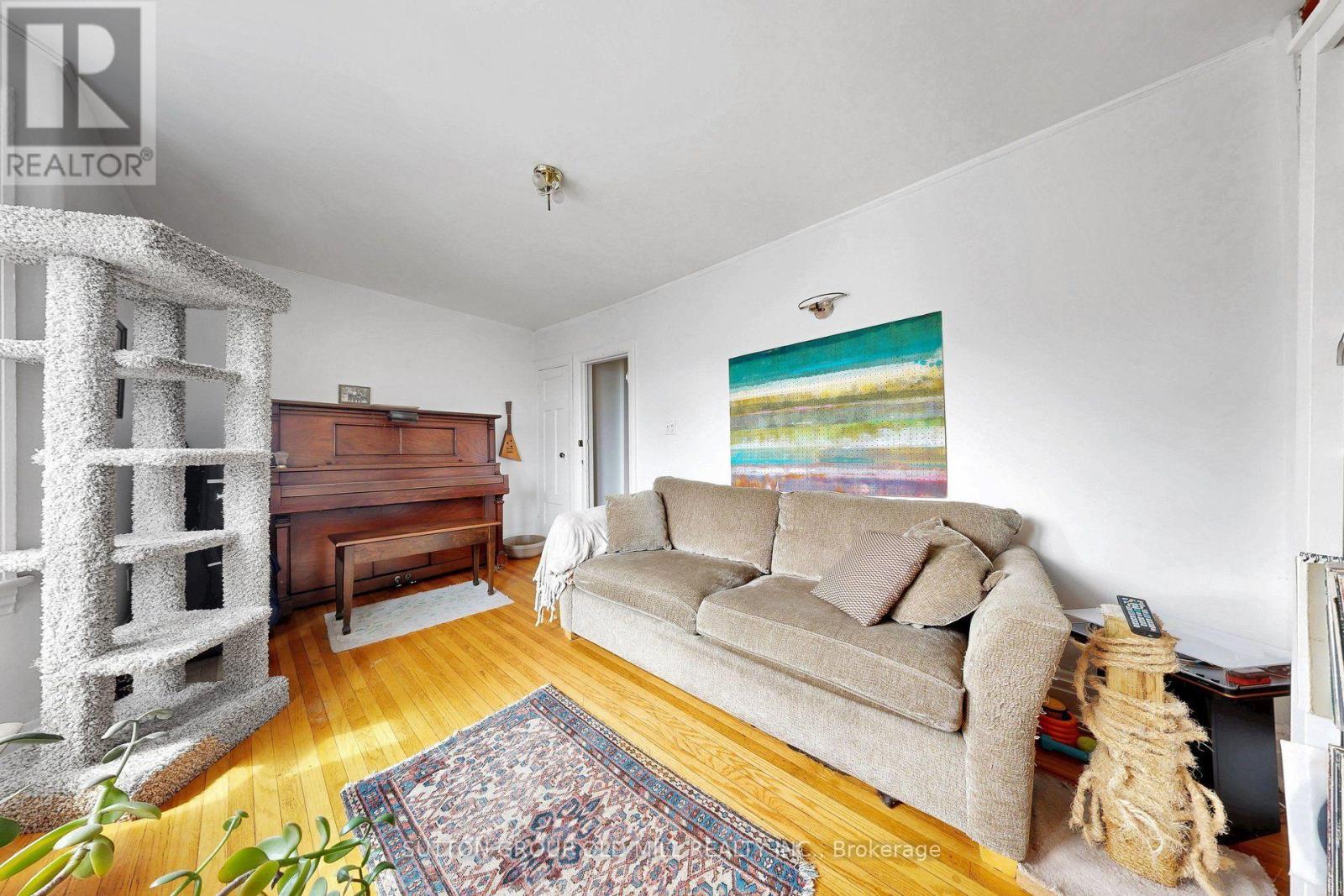 1060 College Street Property Photo 18