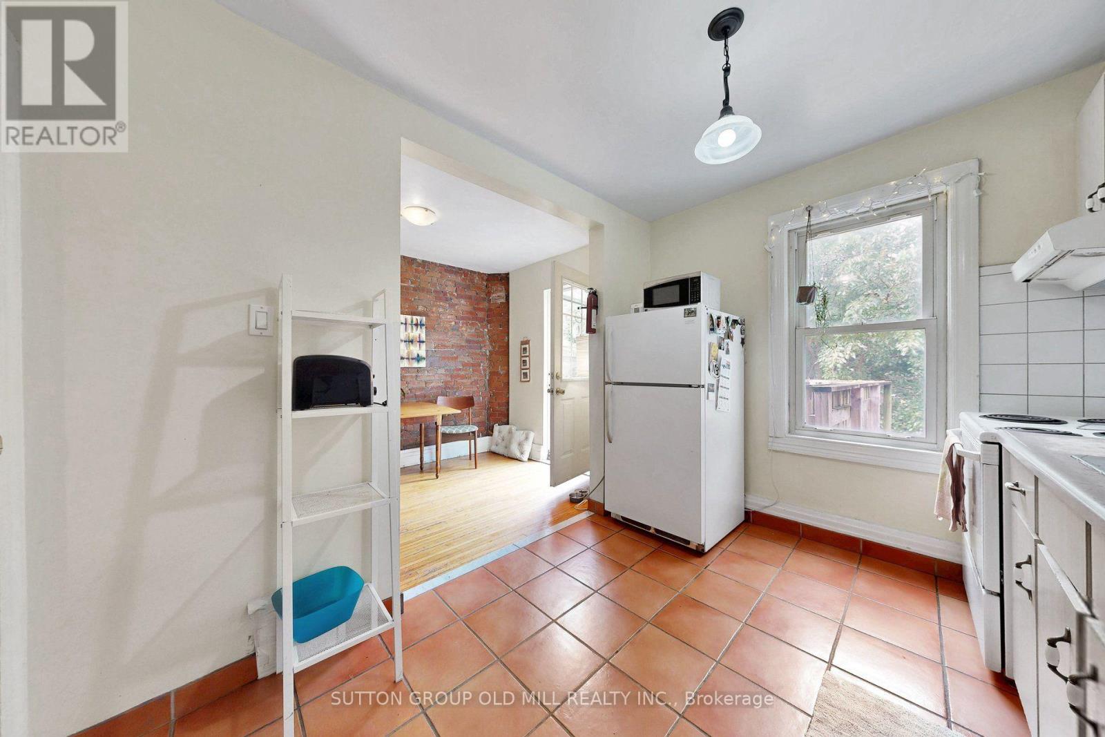 1060 College Street Property Photo 24