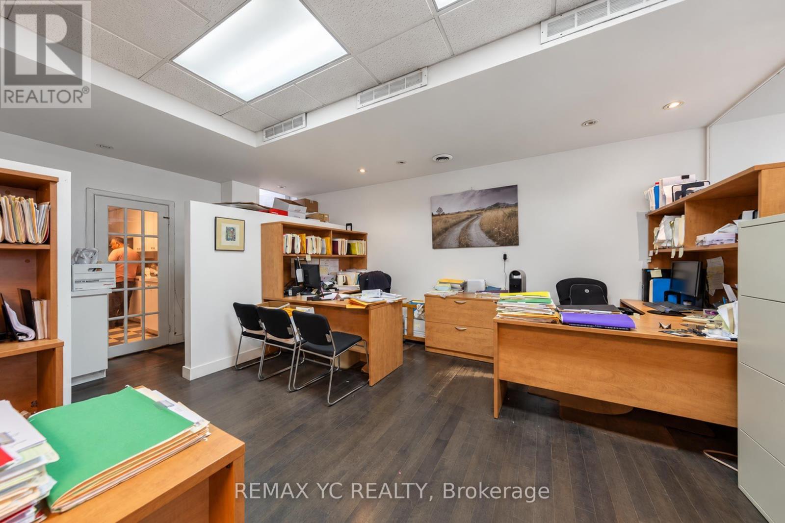2nd Floor - 658 Bloor Street W Property Photo 17
