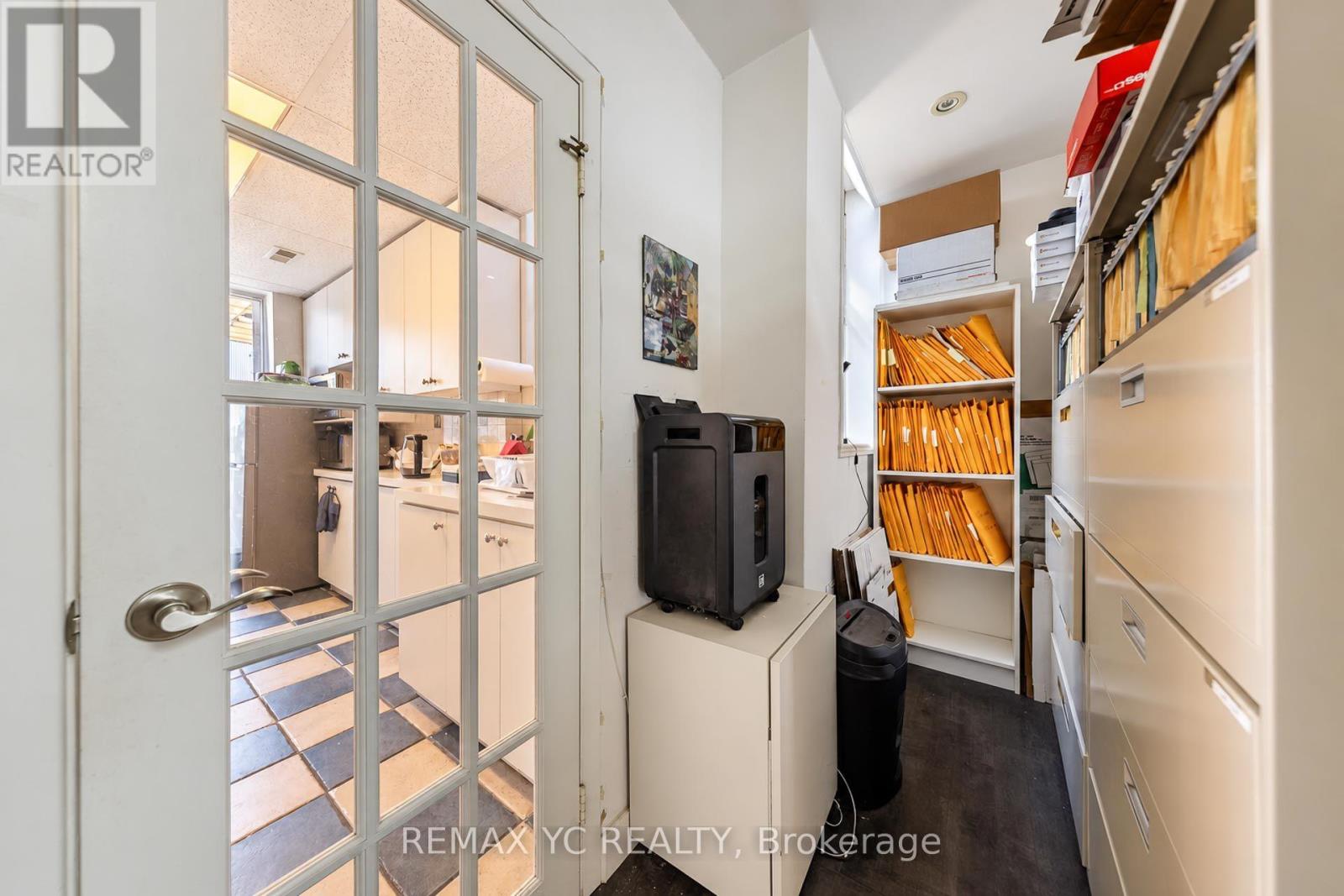 2nd Floor - 658 Bloor Street W Property Photo 24