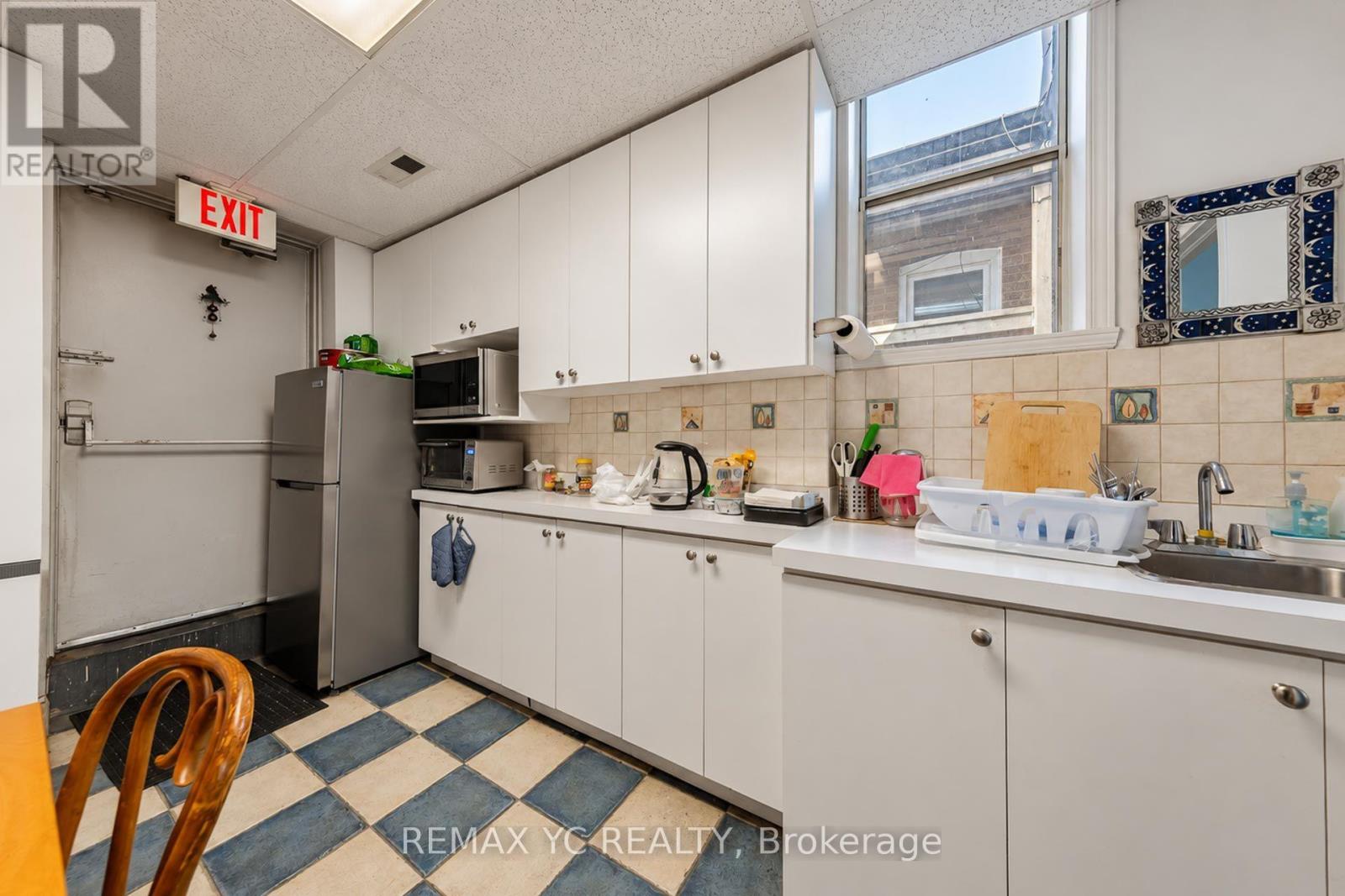 2nd Floor - 658 Bloor Street W Property Photo 27