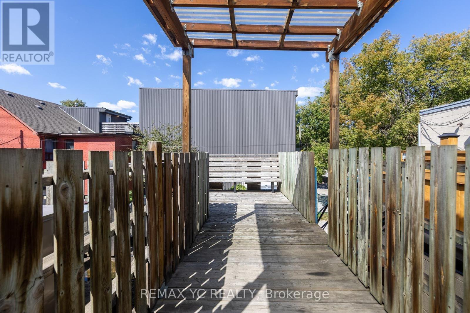 2nd Floor - 658 Bloor Street W Property Photo 30