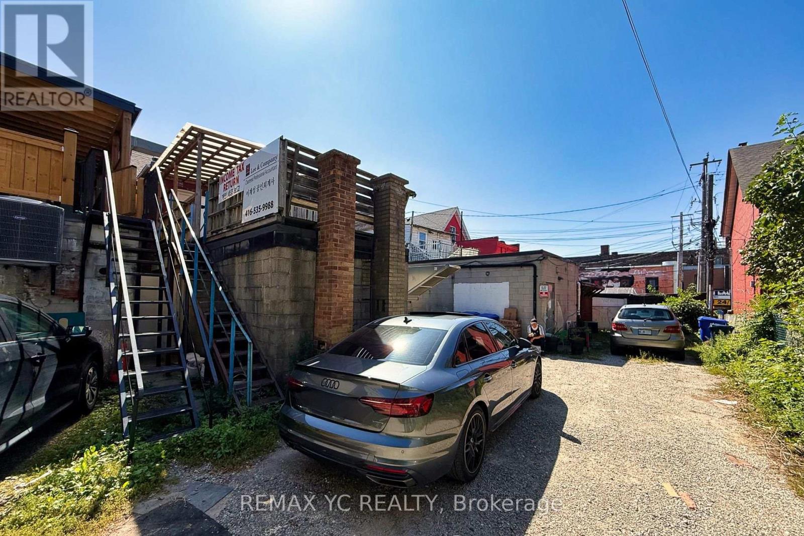 2nd Floor - 658 Bloor Street W Property Photo 34