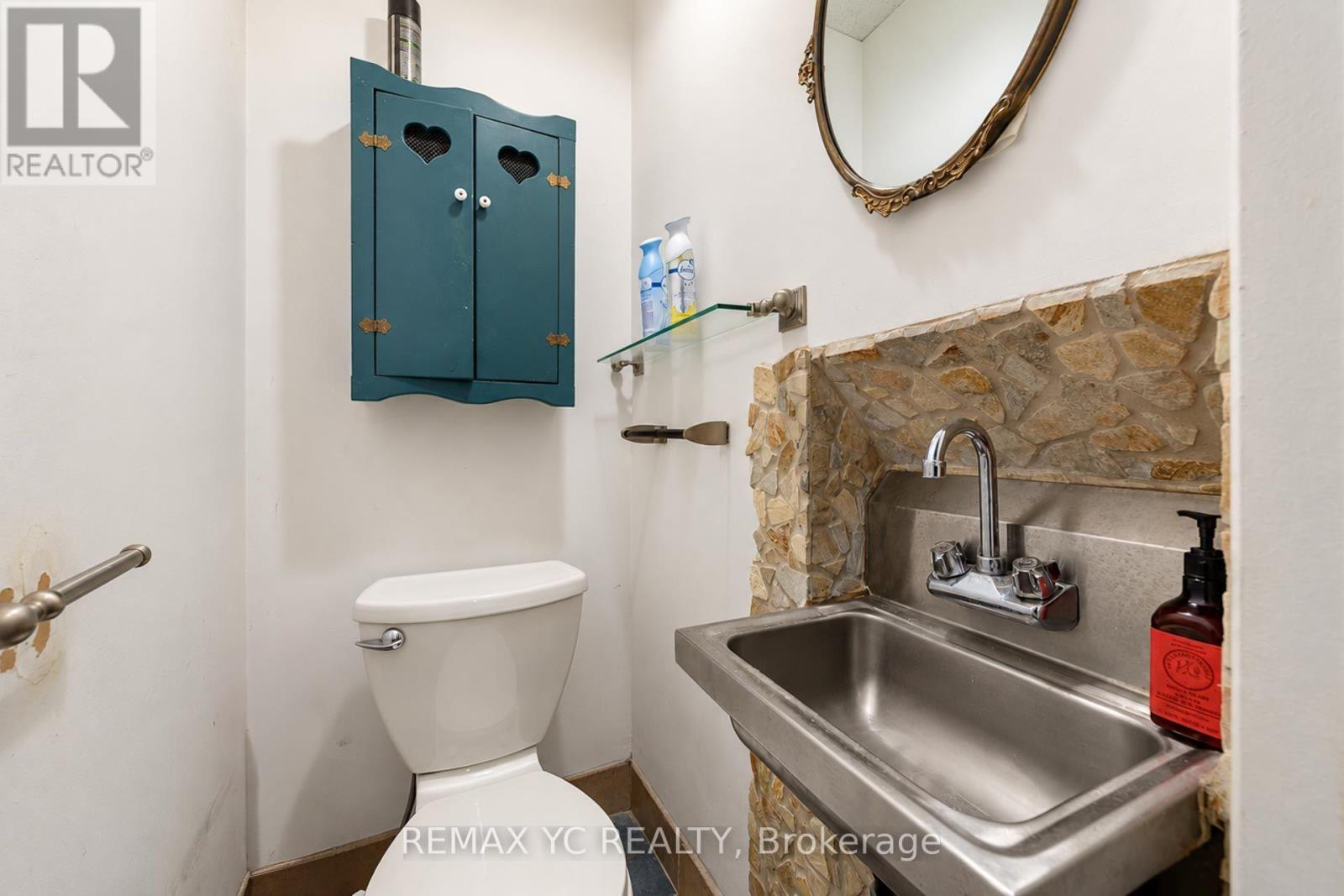 2nd Floor - 658 Bloor Street W Property Photo 38