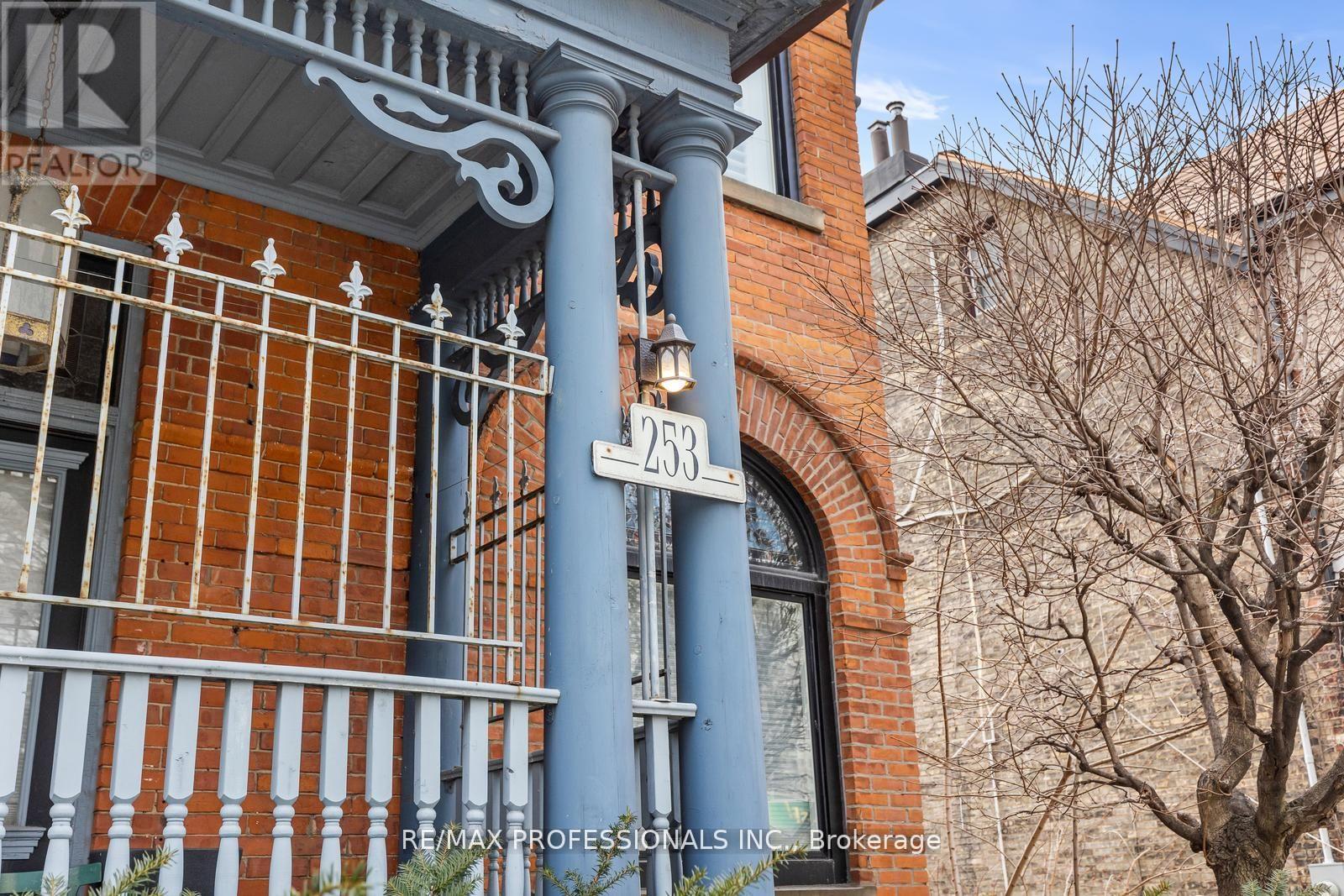 C - 253 Wellesley Street E Property Photo 2