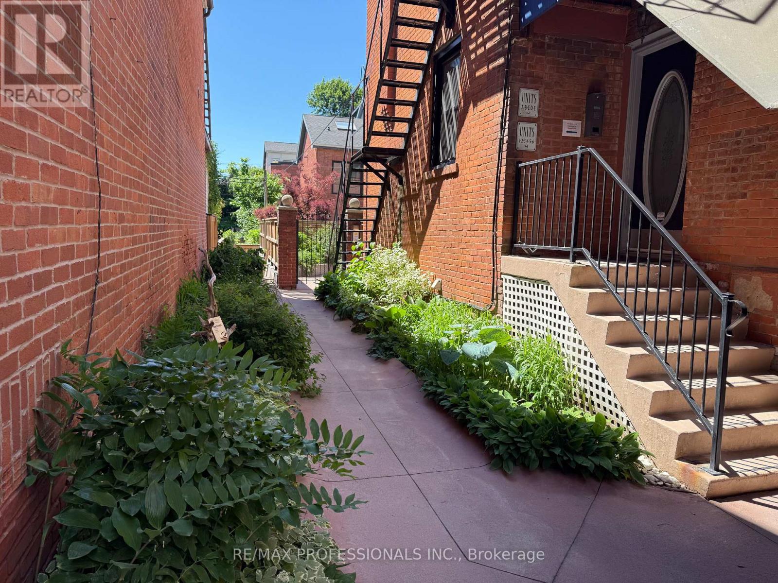 C - 253 Wellesley Street E Property Photo 3