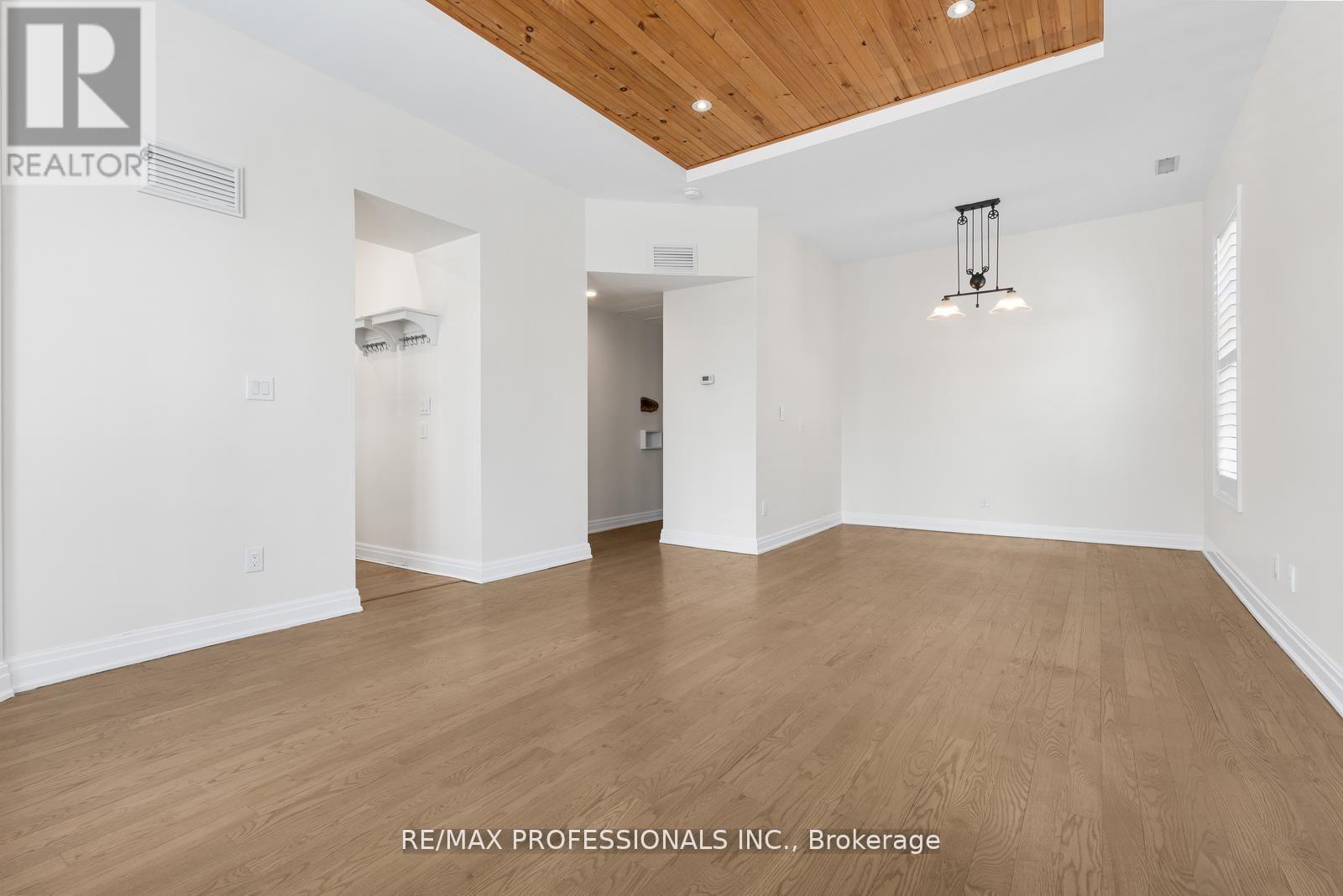 C - 253 Wellesley Street E Property Photo 16