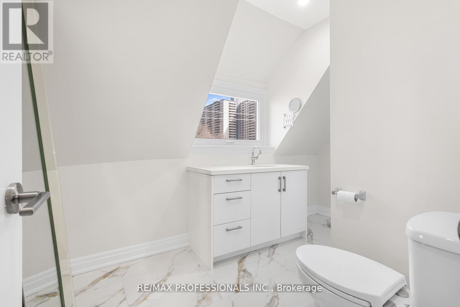 C - 253 Wellesley Street E Property Photo 27