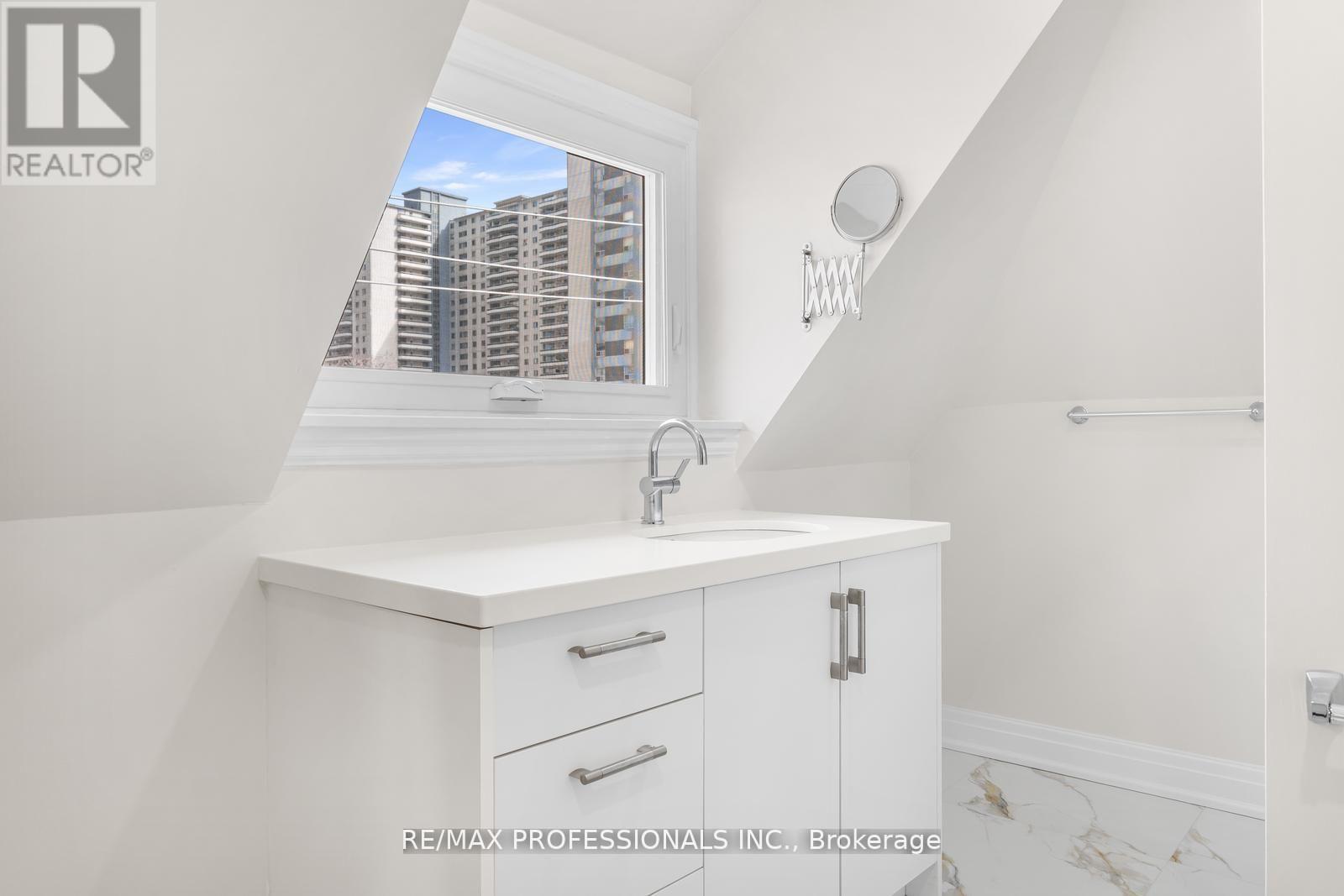 C - 253 Wellesley Street E Property Photo 28