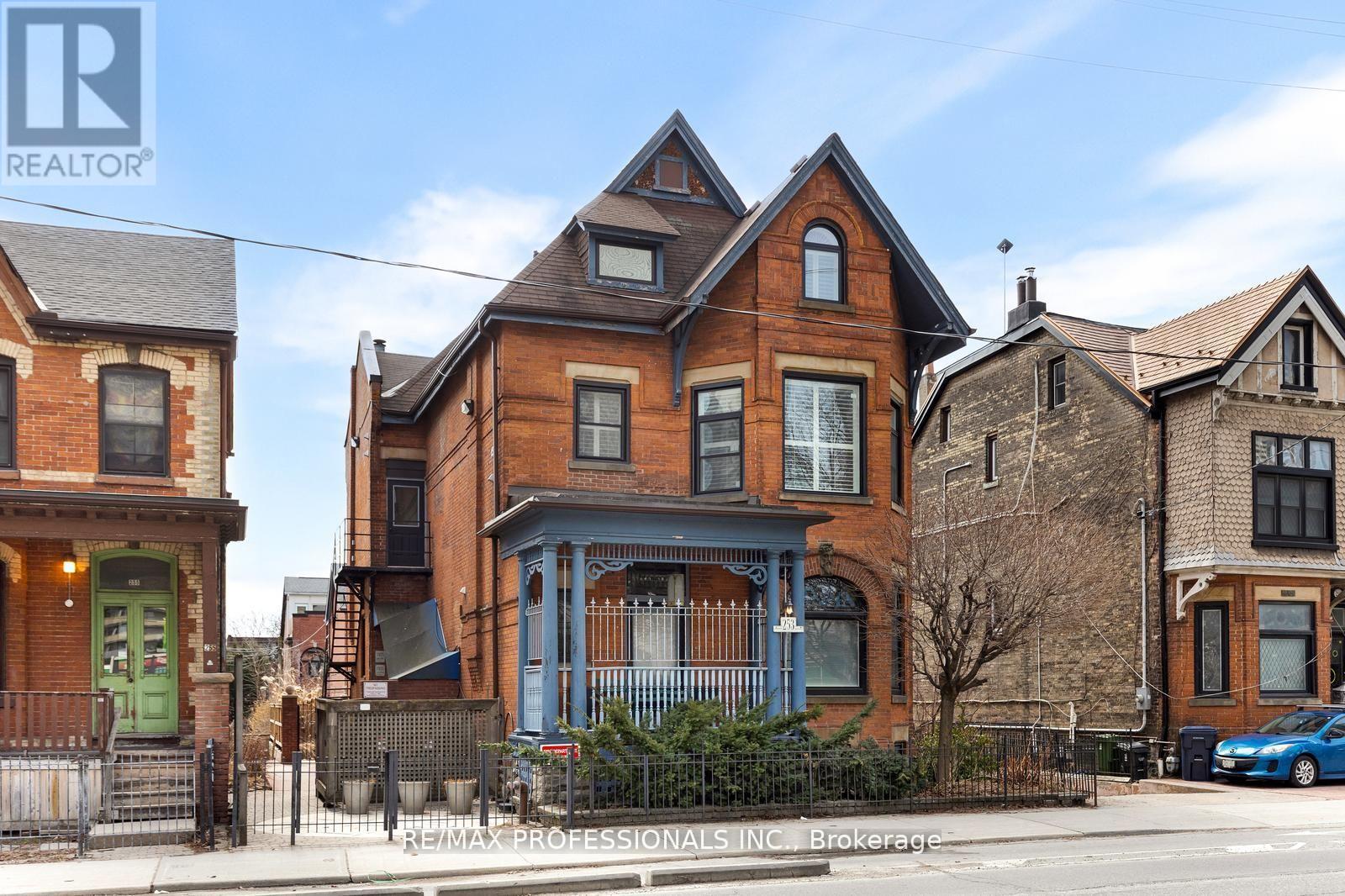 C - 253 Wellesley Street E Property Photo 34