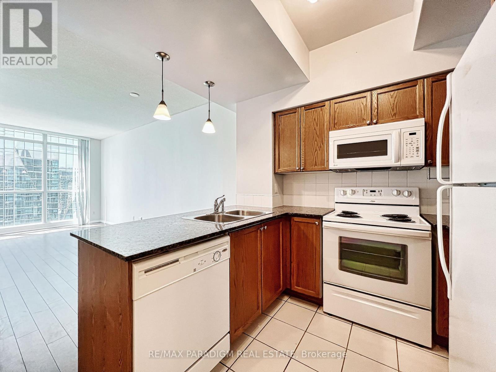3713 - 18 Yonge Street Property Photo 9