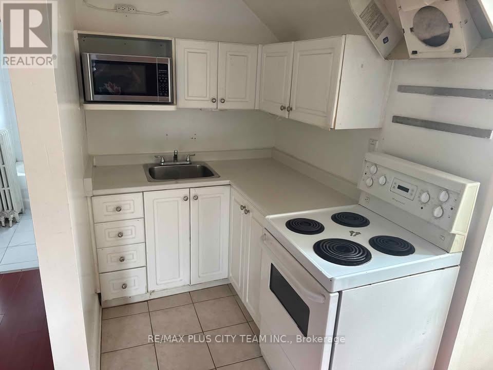 3 - 1745 Bathurst Street Property Photo 7