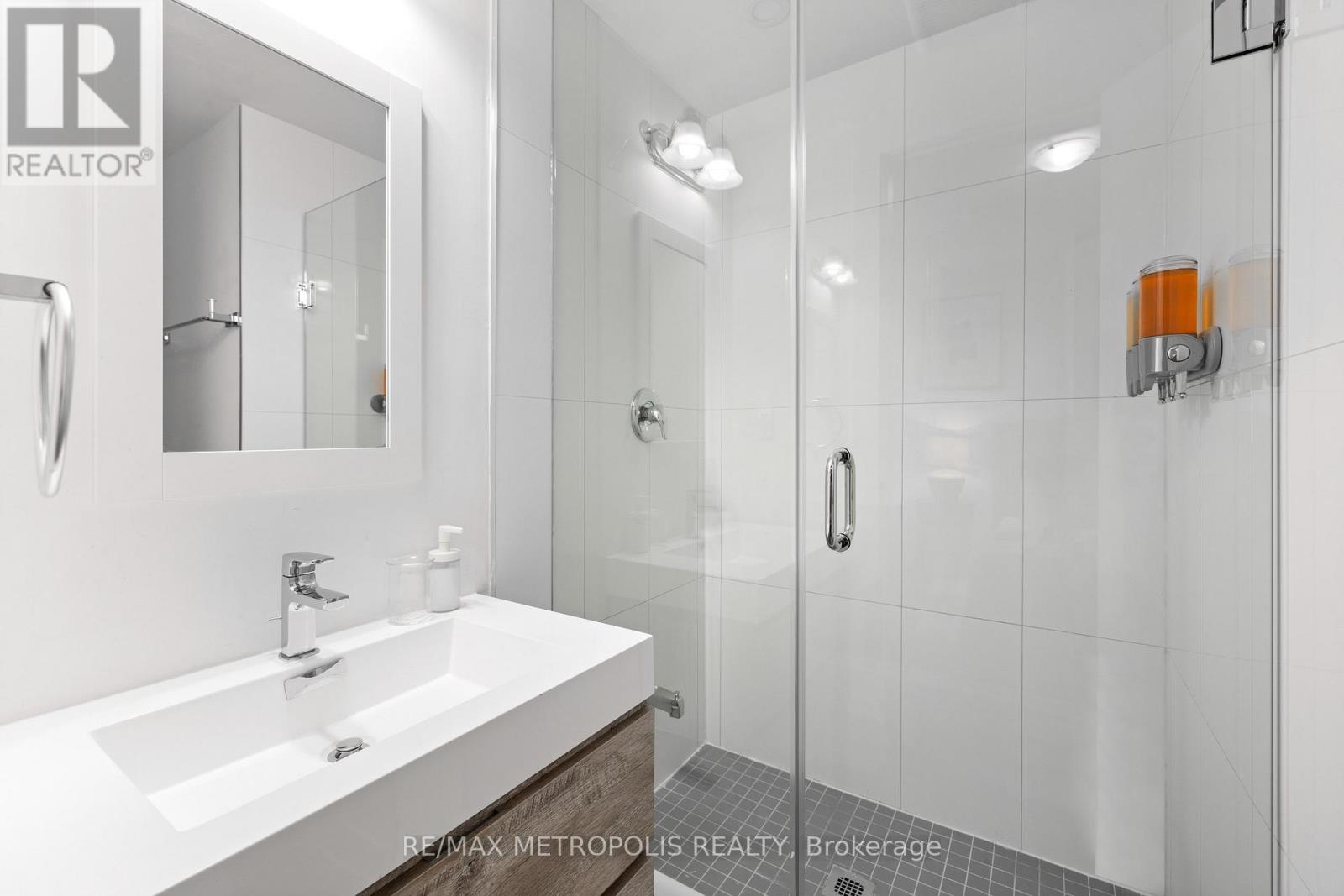 447 Lansdowne Avenue Property Photo 17
