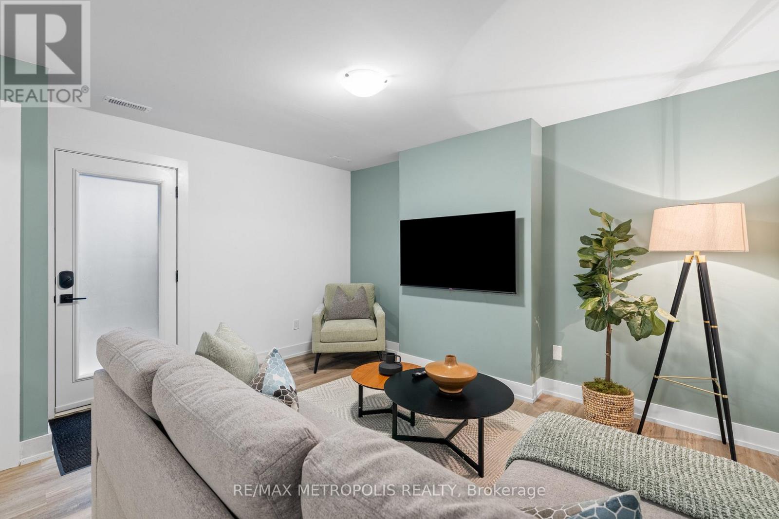 447 Lansdowne Avenue Property Photo 23