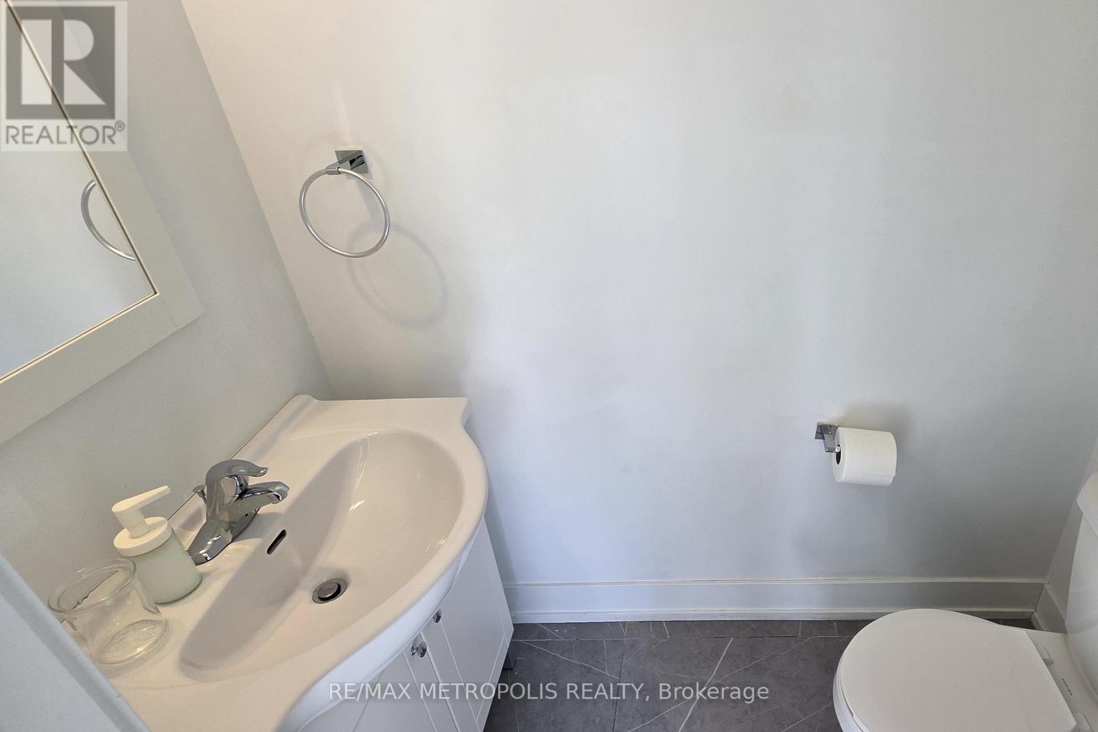 447 Lansdowne Avenue Property Photo 38