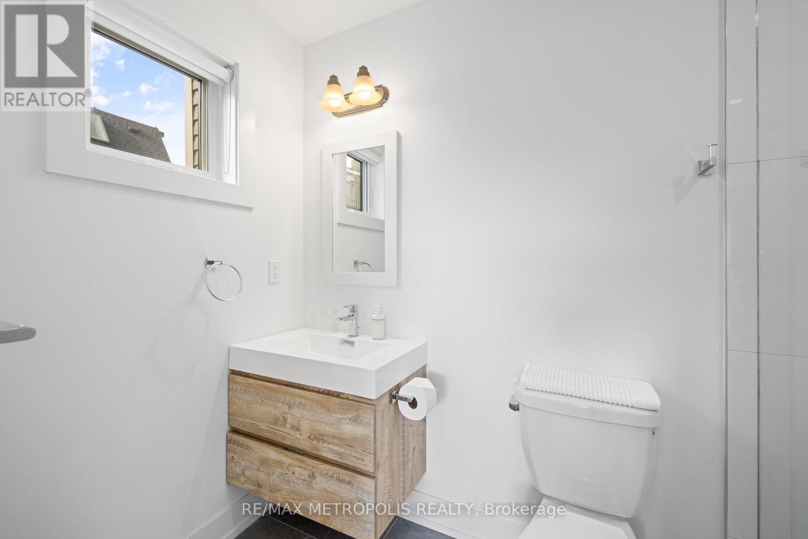447 Lansdowne Avenue Property Photo 43