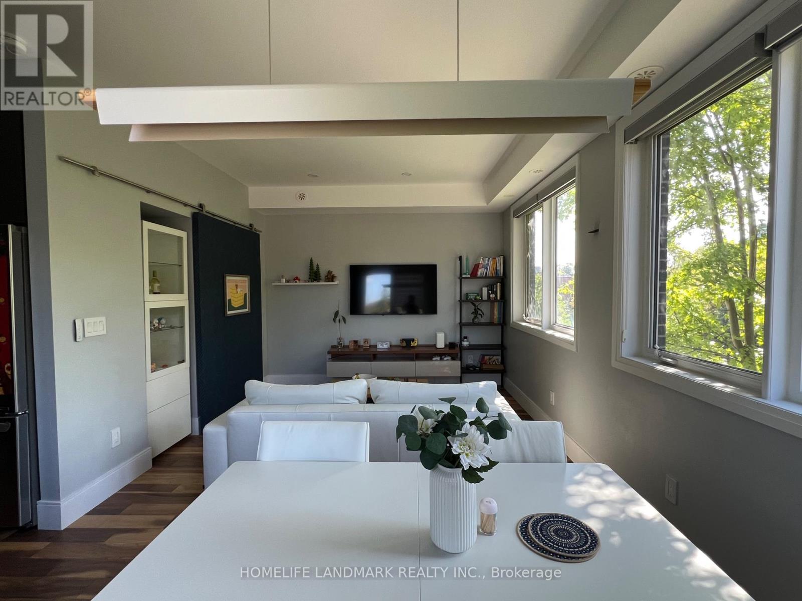 Th03 - 780 Sheppard Avenue E Photo de la propriété 1