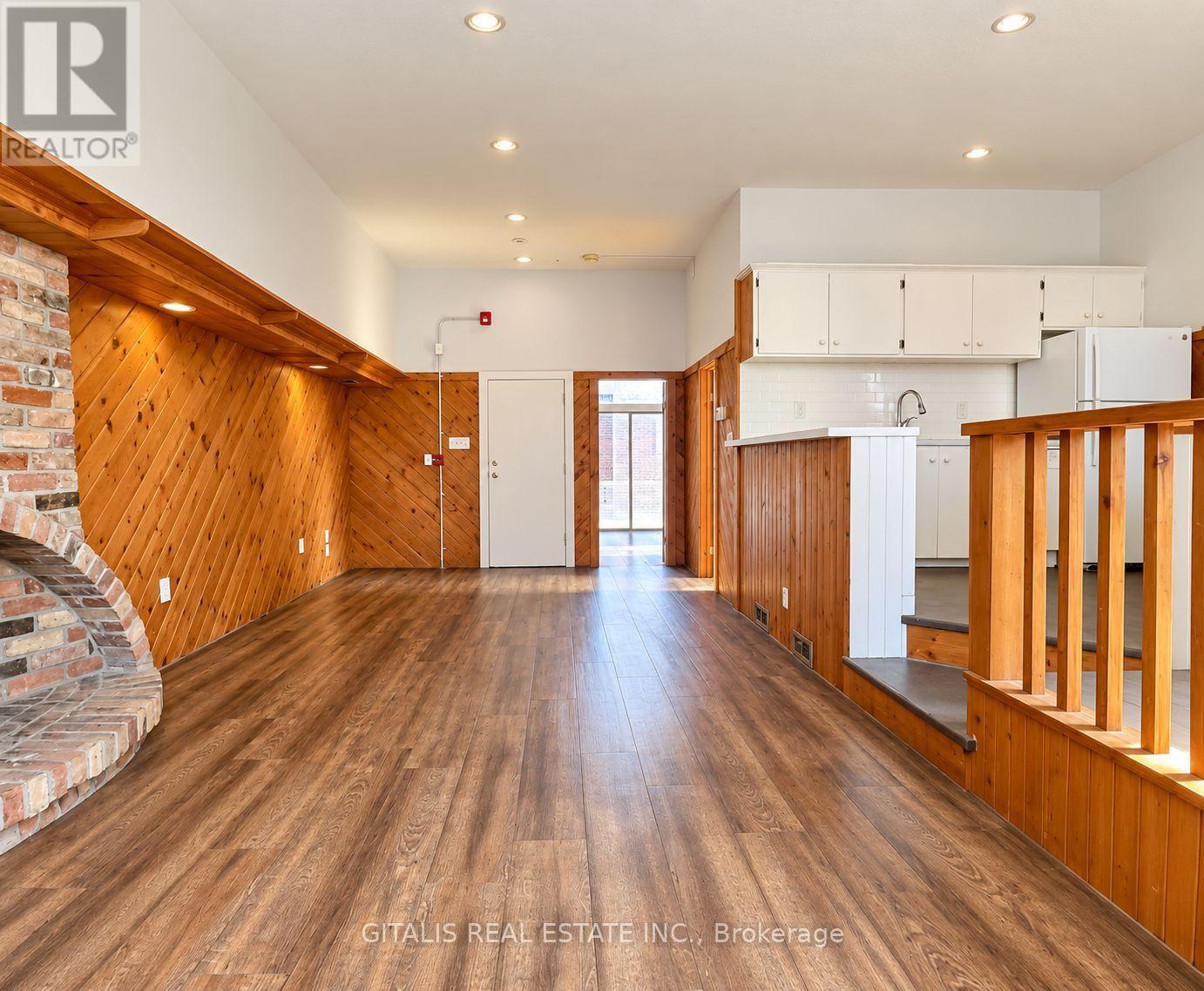 200 - 639 Yonge Street Property Photo 3