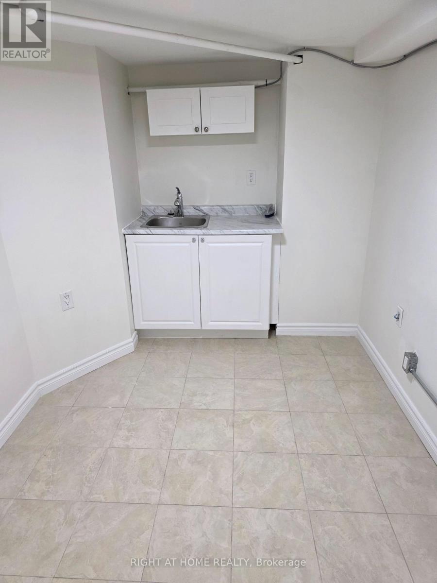852 Bathurst Street Property Photo 22