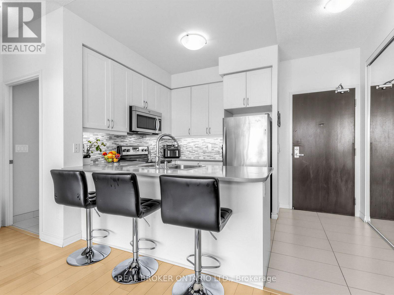 1717 - 25 Lower Simcoe Street Property Photo 6