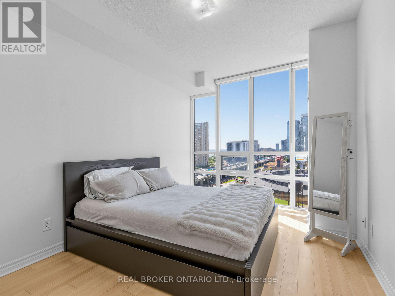 1717 - 25 Lower Simcoe Street Property Photo 10