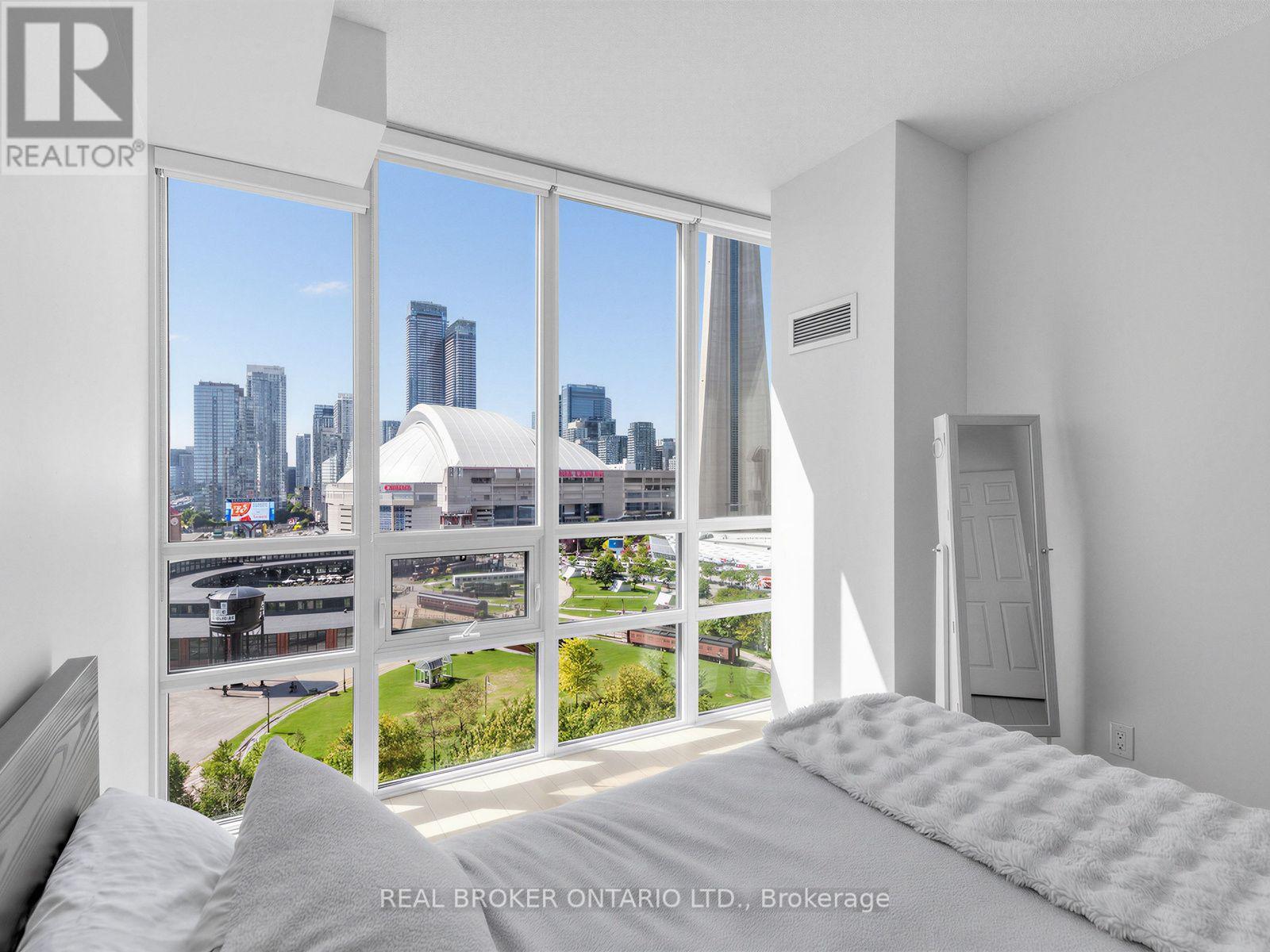 1717 - 25 Lower Simcoe Street Property Photo 11