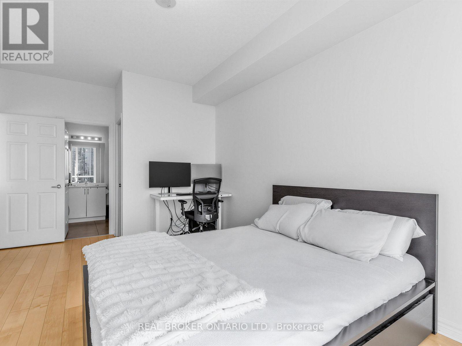 1717 - 25 Lower Simcoe Street Property Photo 13