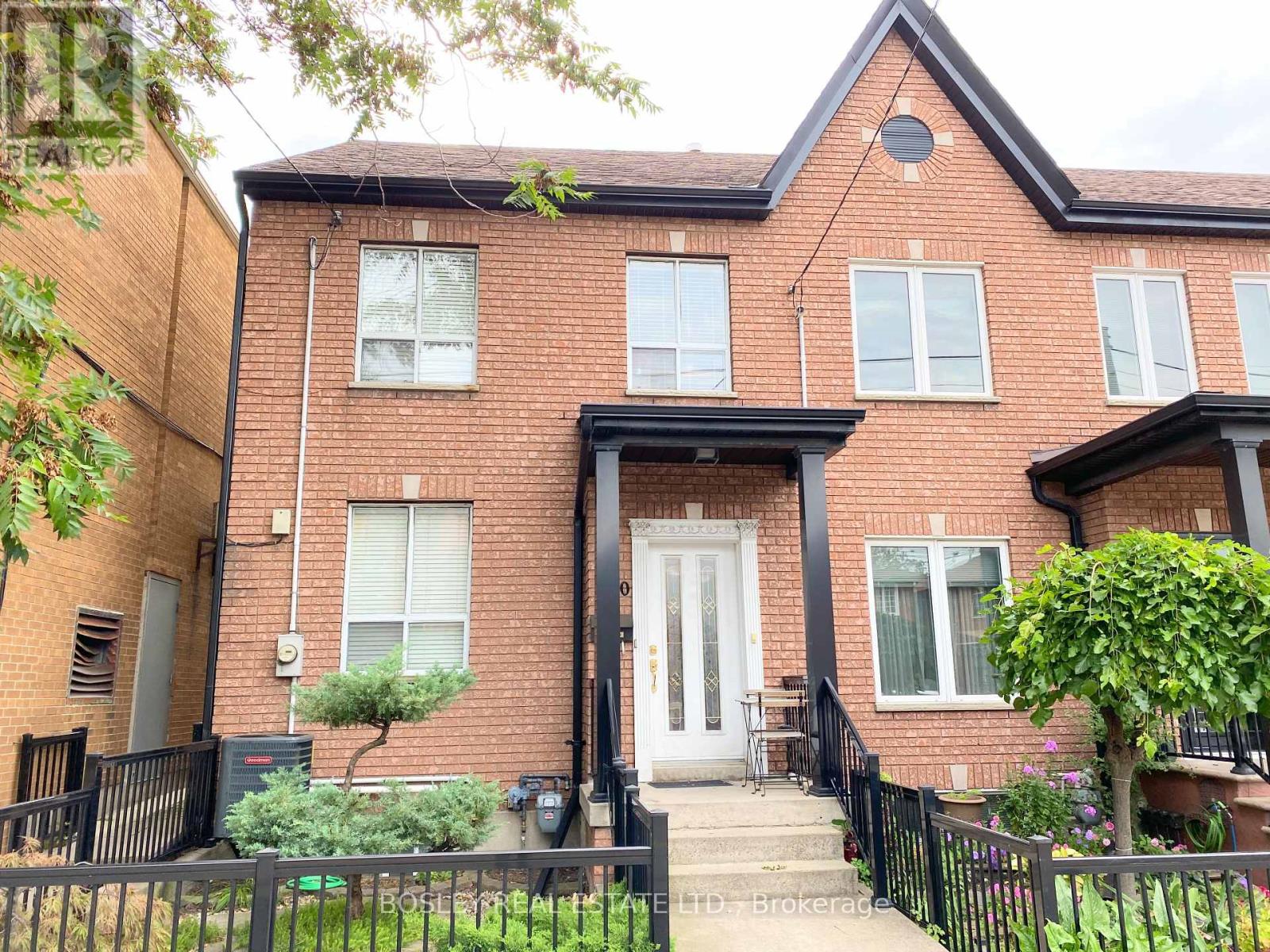 MAIN & LOWER - 260 OSSINGTON AVENUE
