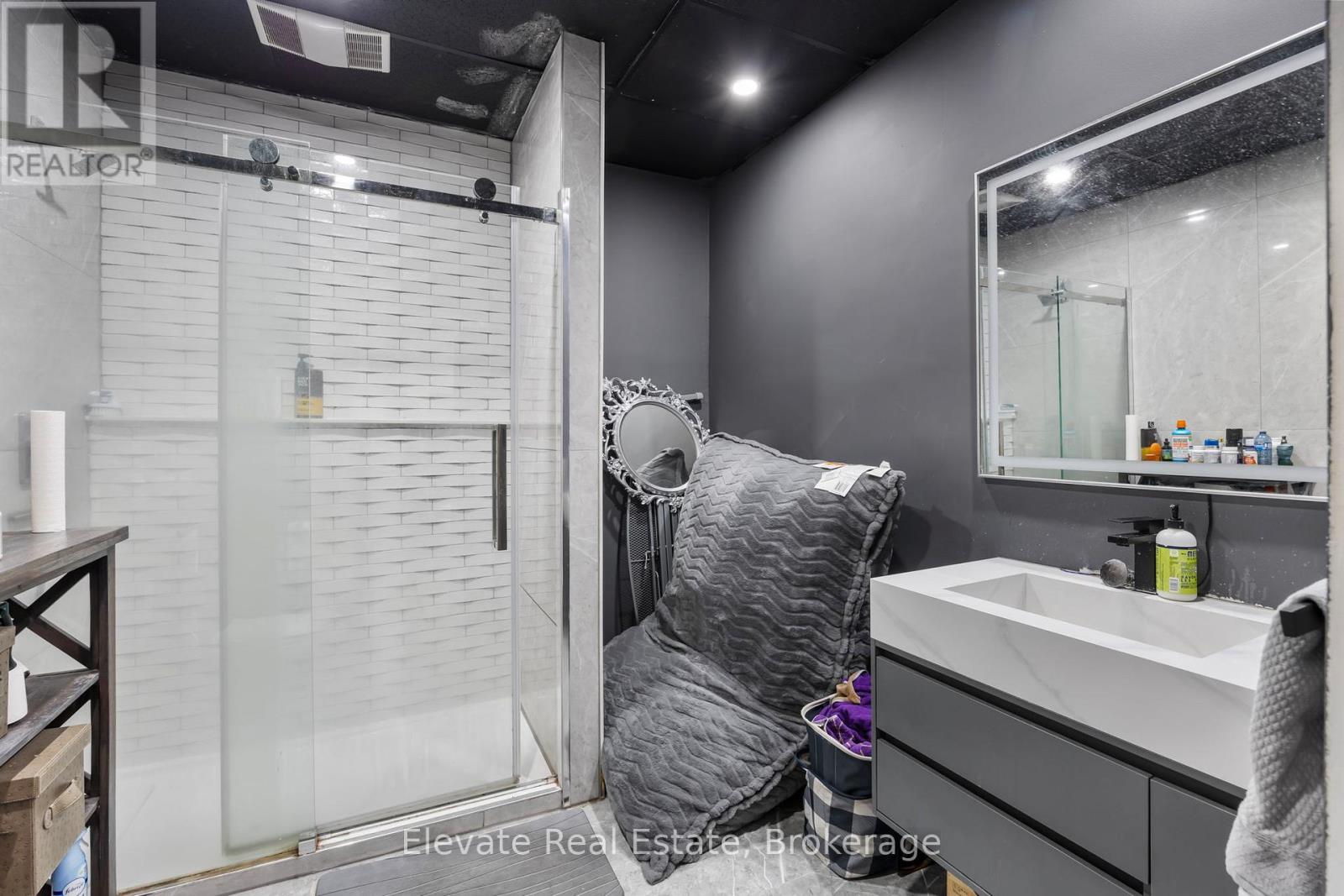 846 College Street Property Photo 22