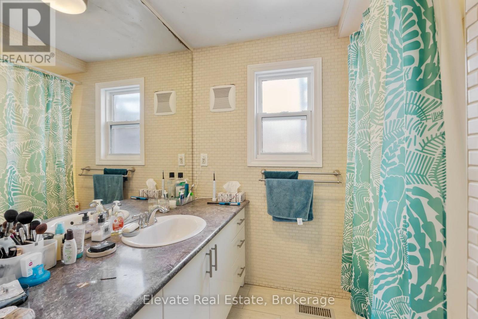 846 College Street Property Photo 35